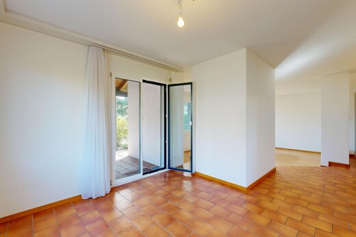 pièce vide avec drywall, cloison sèche, baseboards wall, plinthes murales, et accès à l'extérieur