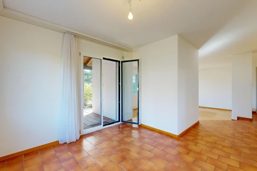 pièce vide avec drywall, cloison sèche, baseboards wall, plinthes murales, et accès à l'extérieur