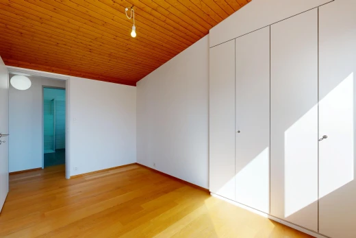 pièce vide avec wood ceiling, plafond en bois, drywall, cloison sèche, et vaulted ceiling
