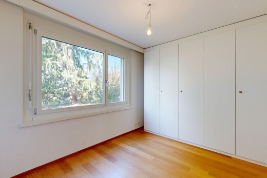 pièce vide avec sol en finition bois, wood finish floor, light floor, inside property, et placard