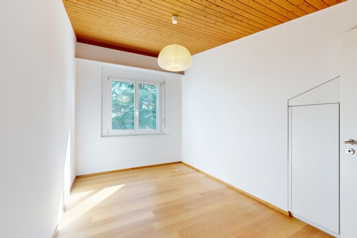 pièce vide avec wood ceiling, plafond en bois, éclairage suspendu, drywall, et cloison sèche
