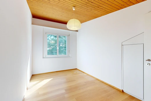 pièce vide avec wood ceiling, plafond en bois, éclairage suspendu, drywall, et cloison sèche
