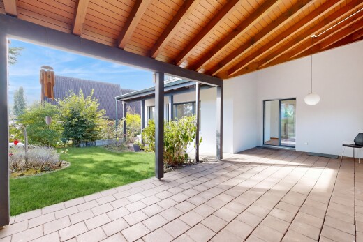 terrasse avec day time, terrasse, et pelouse