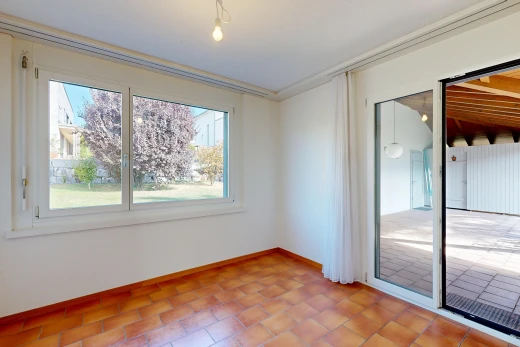pièce vide avec drywall, cloison sèche, éclairage suspendu, accès à l'extérieur, et lumière naturelle