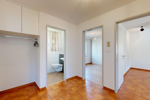 couloir avec placard, drywall, cloison sèche, inside property, et baseboards wall