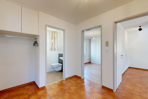 couloir avec placard, drywall, cloison sèche, inside property, et baseboards wall