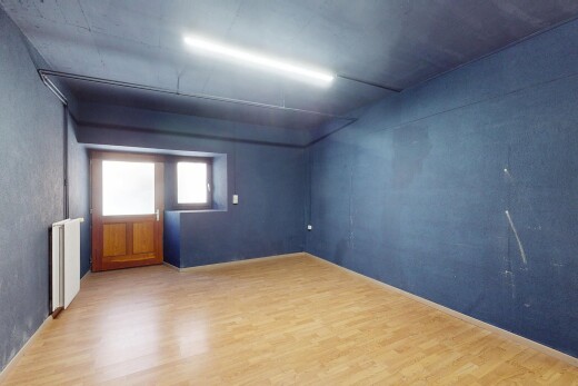 leerer raum mit holzfußboden, betondecke, und kühler