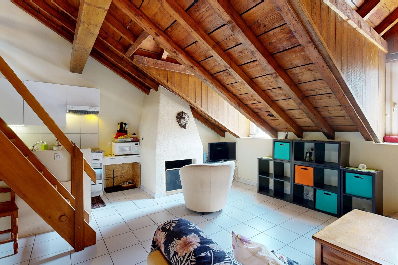 salon avec beamed ceiling, plafond à poutres, wood ceiling, plafond en bois, et vaulted ceiling