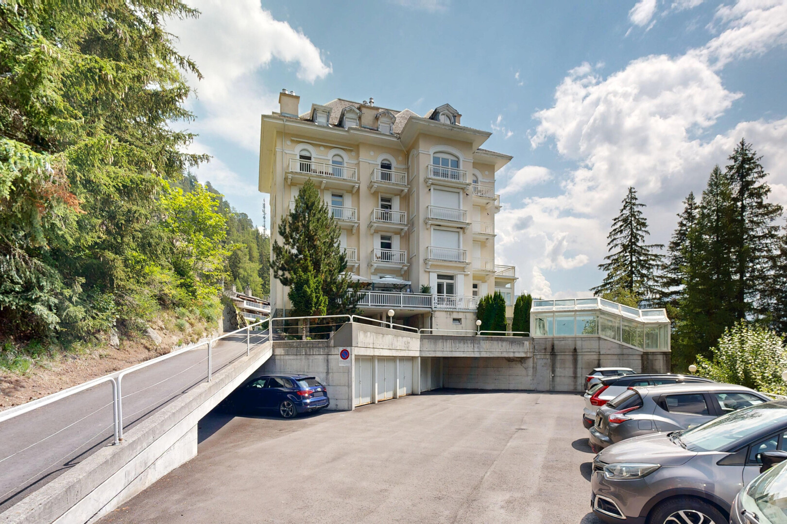 extérieur du bâtiment avec parking et day time