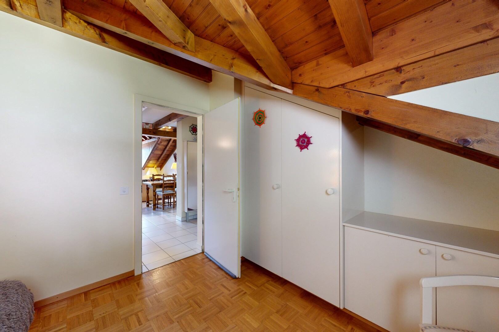pièce vide avec beamed ceiling, plafond à poutres, high end ceiling, wood ceiling, et plafond en bois