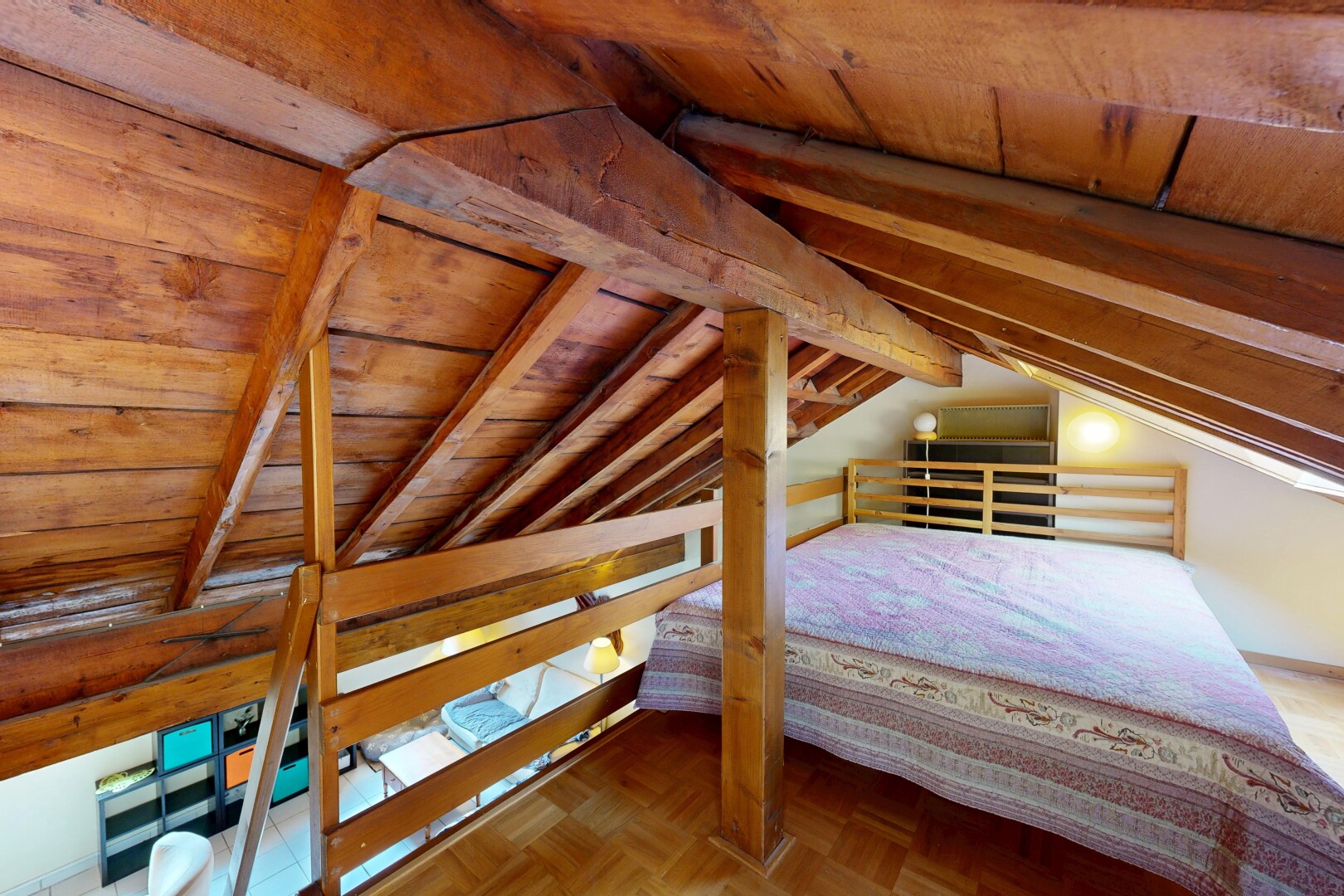 chambre avec mezzanine, plafond en bois, wood ceiling, sol en finition bois, et wood finish floor