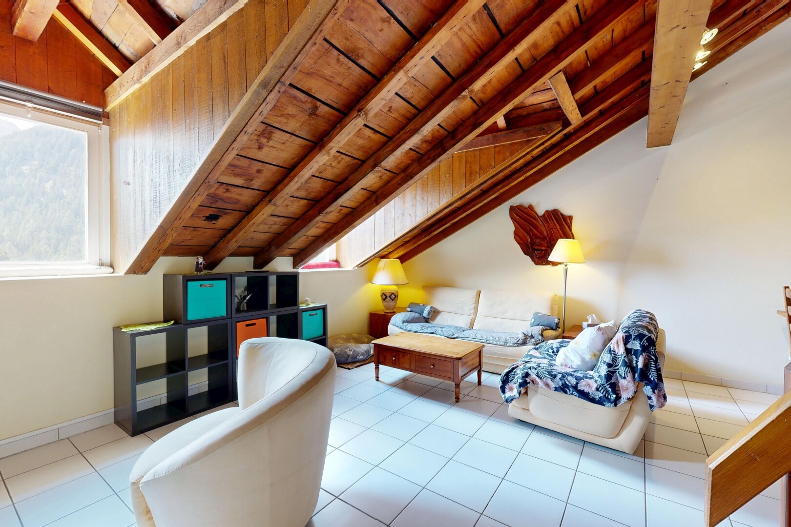 salon avec plafond voûté, vaulted ceiling, plafond en bois, wood ceiling, et cloison sèche