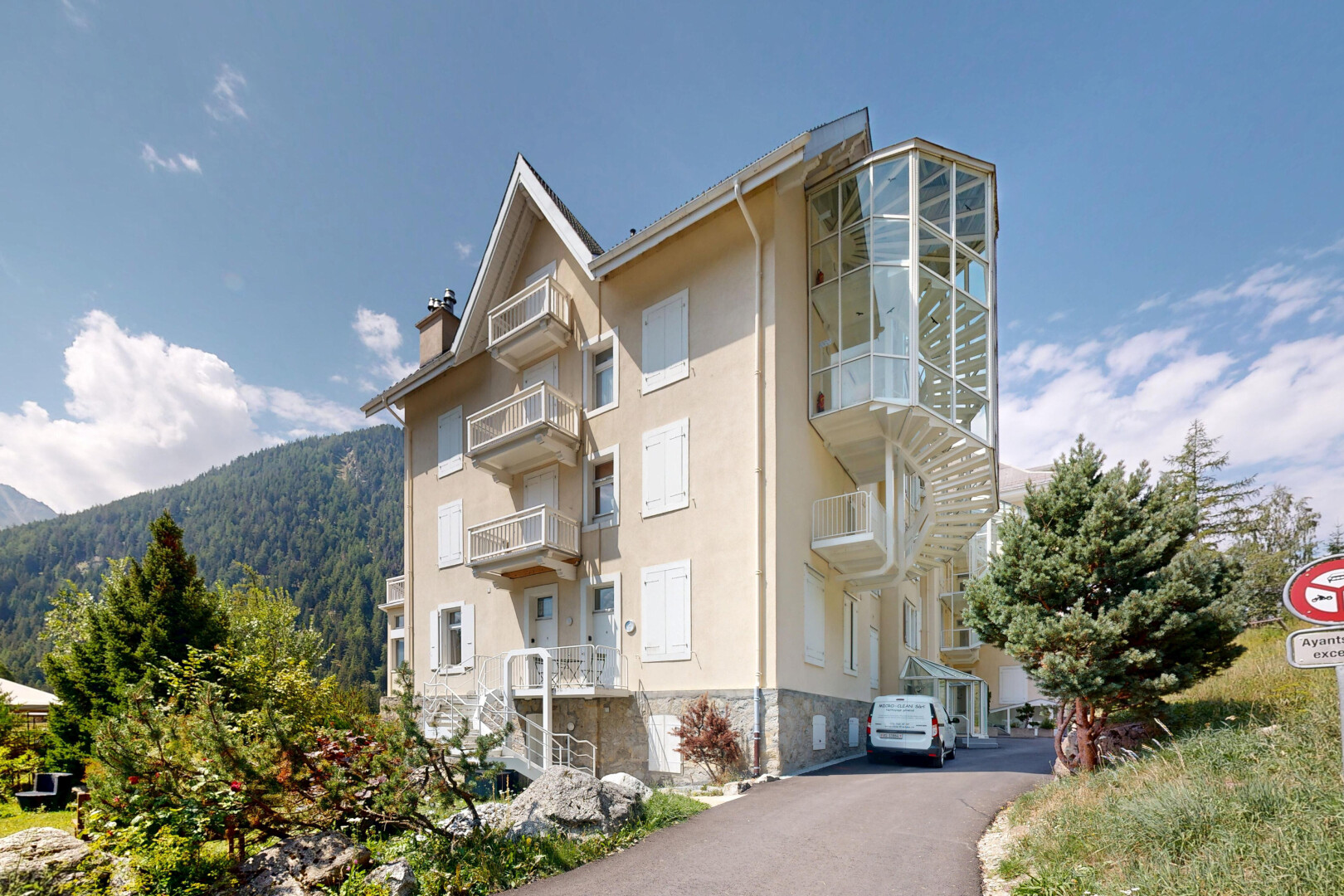 extérieur du bâtiment avec vue sur le complexe d'appartements, apartment complex view, vue sur la montagne, mountain view, et day time