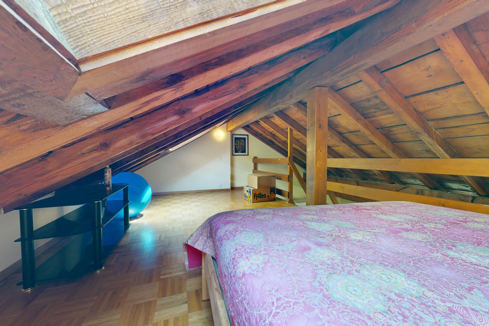 chambre avec vaulted ceiling, plafond voûté, wood finish floor, sol en finition bois, et low ceiling