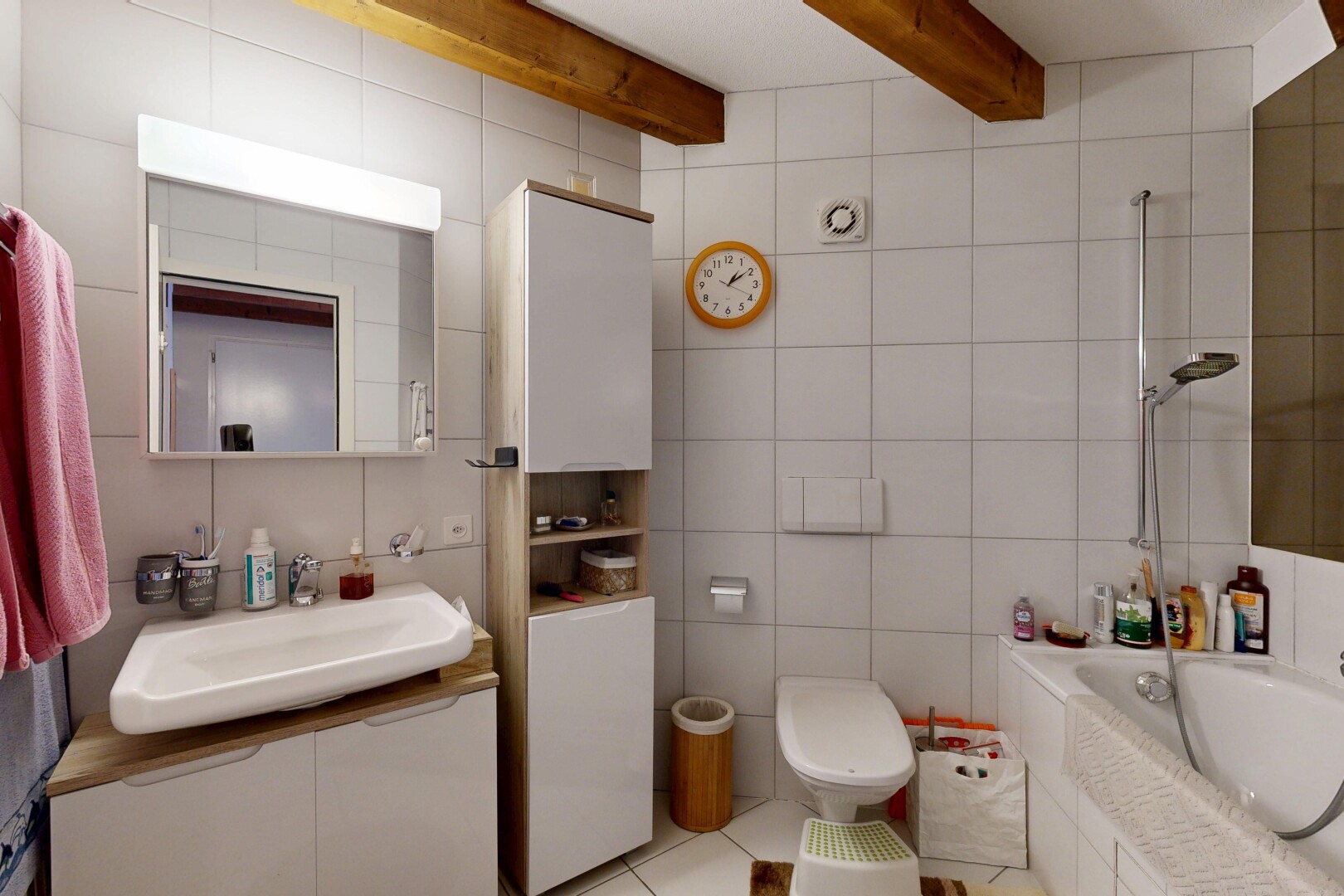 salle de bains avec tile wall, mur en carrelage, salle de bain complète, évier, et douche-bain combinés