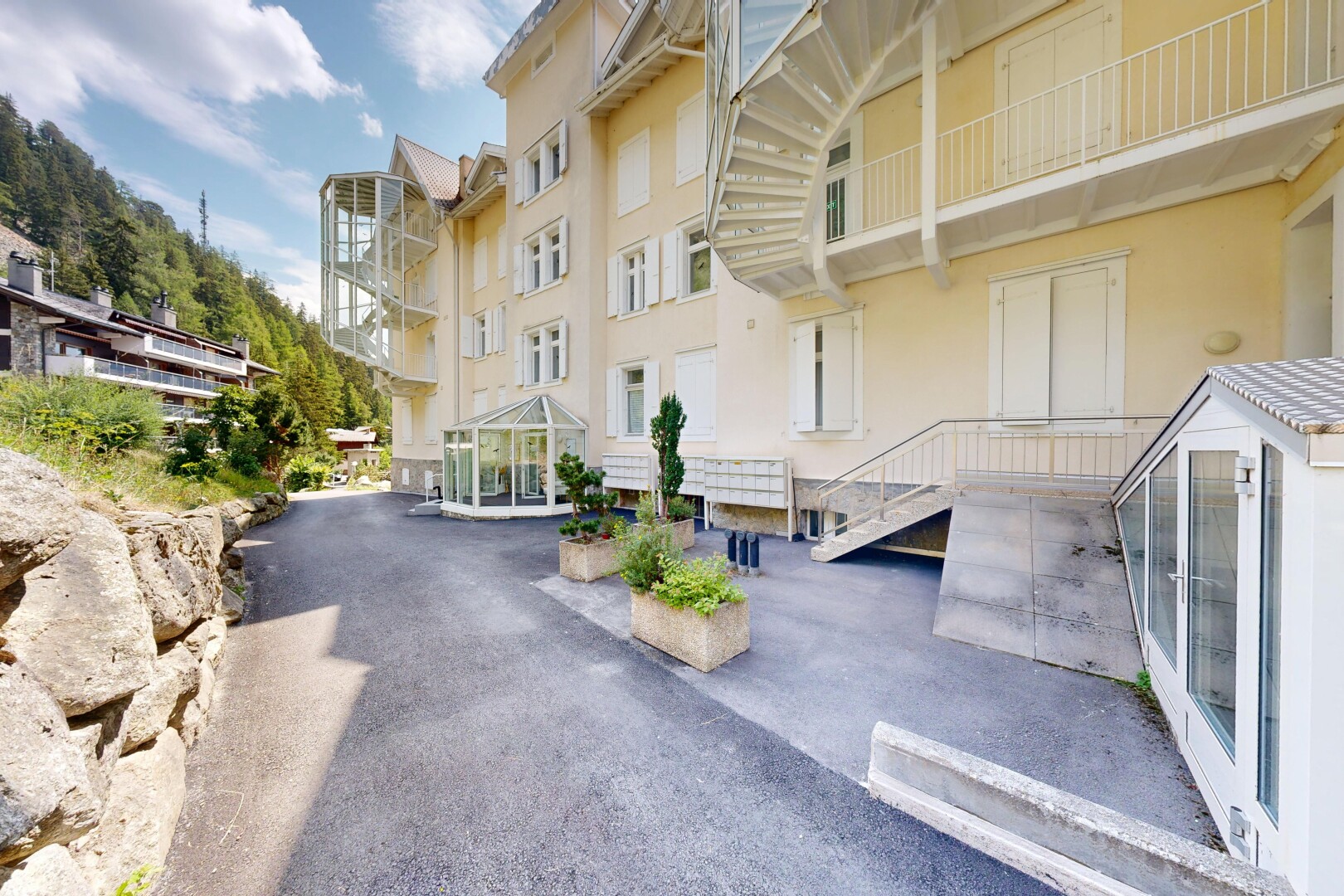 extérieur du bâtiment avec day time, apartment complex view, vue sur le complexe d'appartements, et from community