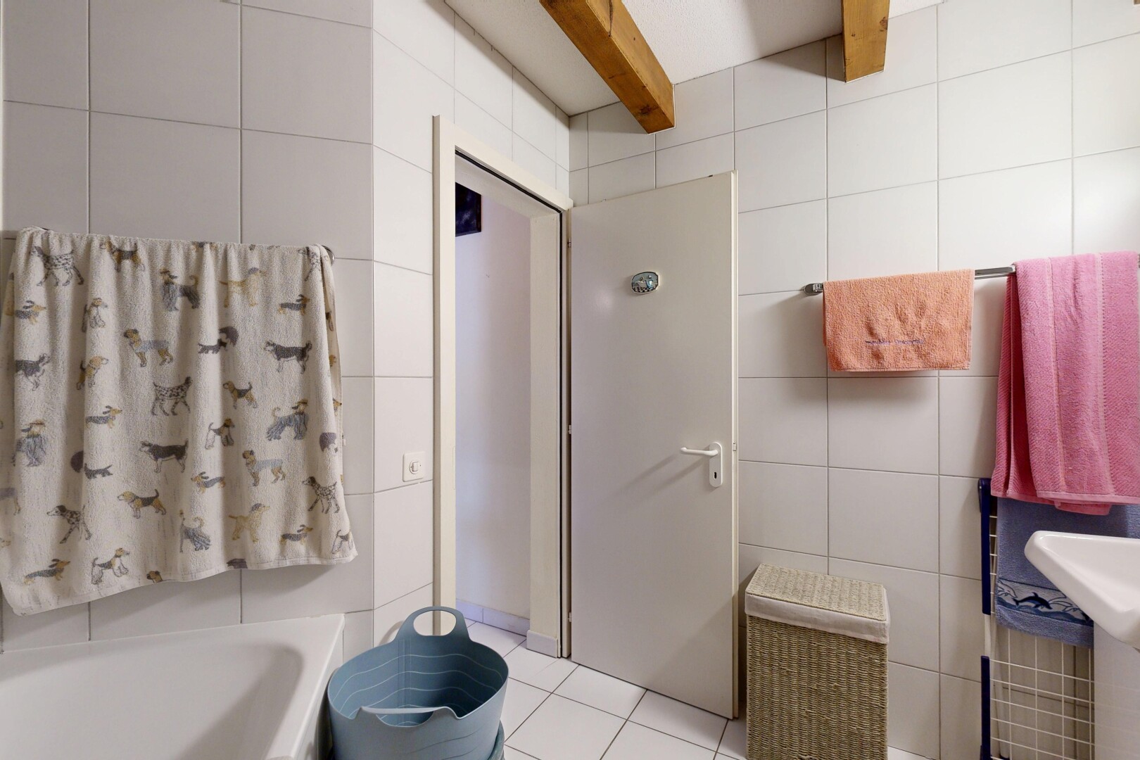 salle de bains avec mur en carrelage, tile wall, sol en carrelage, tile floor, et bain