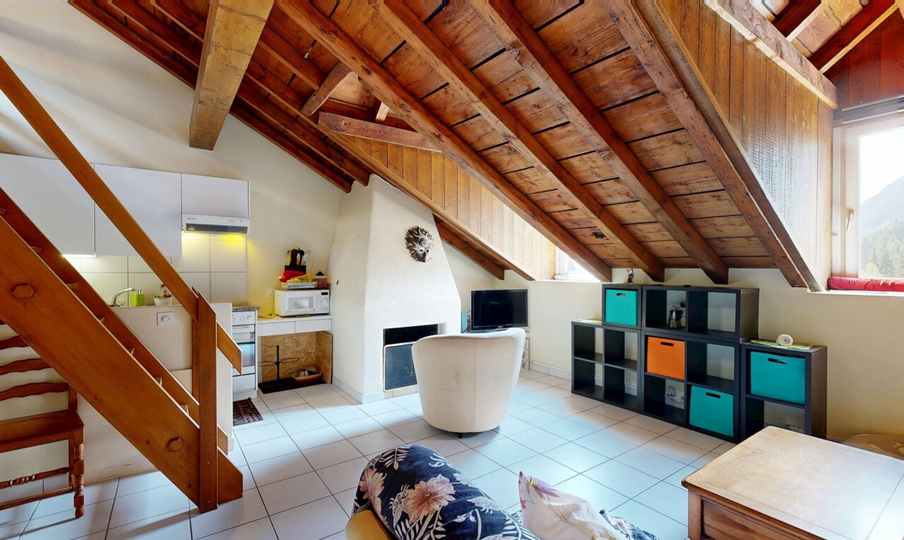 salon avec beamed ceiling, plafond à poutres, wood ceiling, plafond en bois, et vaulted ceiling