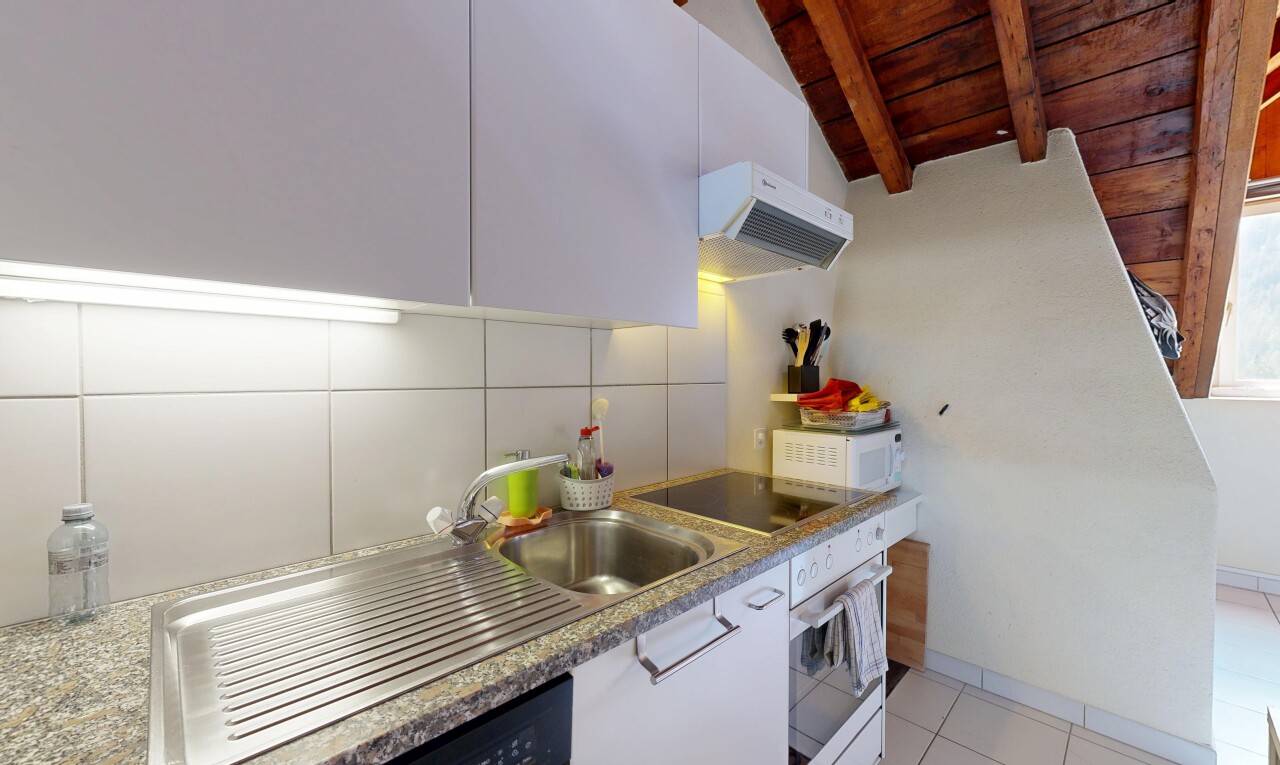 cuisine avec hotte, plafond à poutres, beamed ceiling, dosseret, et backsplash