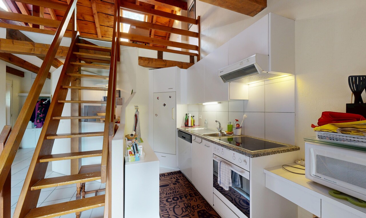 cuisine avec four, hotte, micro-ondes, backsplash, et dosseret
