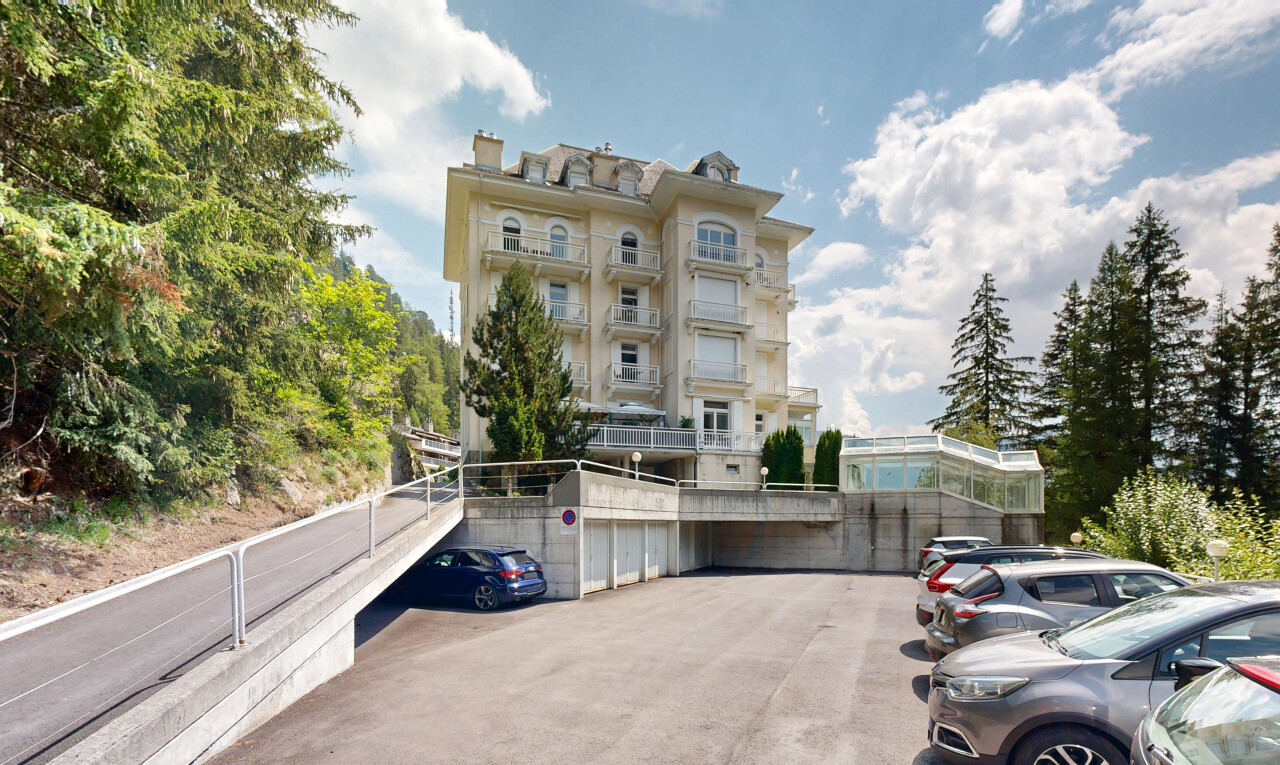 extérieur du bâtiment avec parking et day time