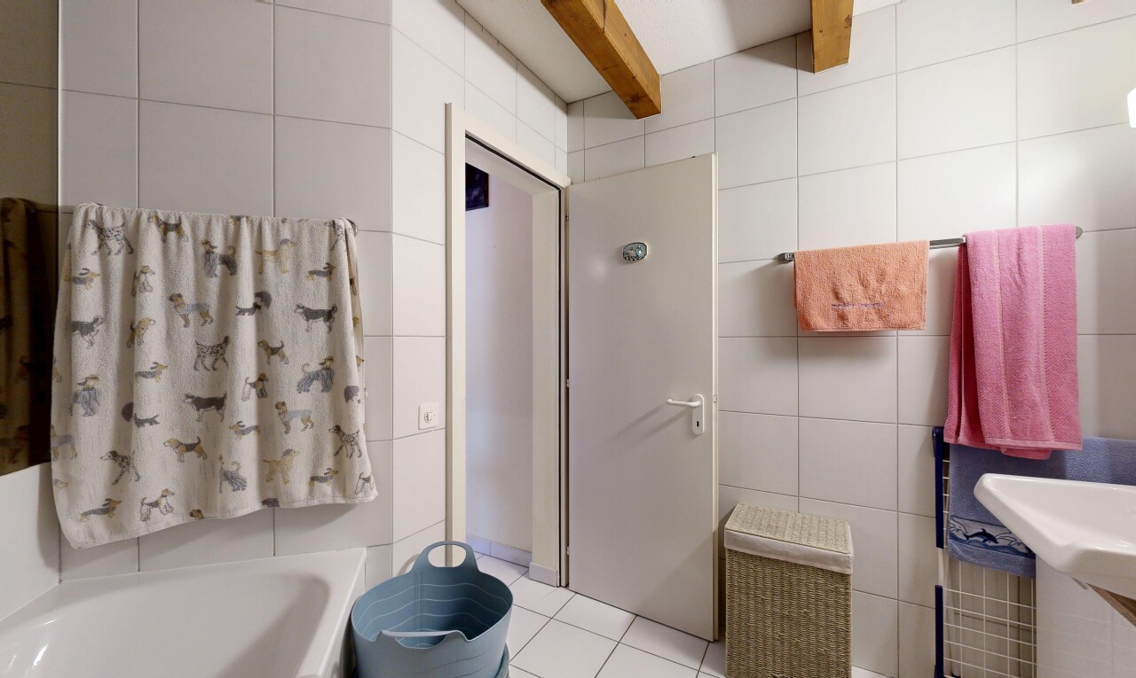 salle de bains avec mur en carrelage, tile wall, sol en carrelage, tile floor, et bain