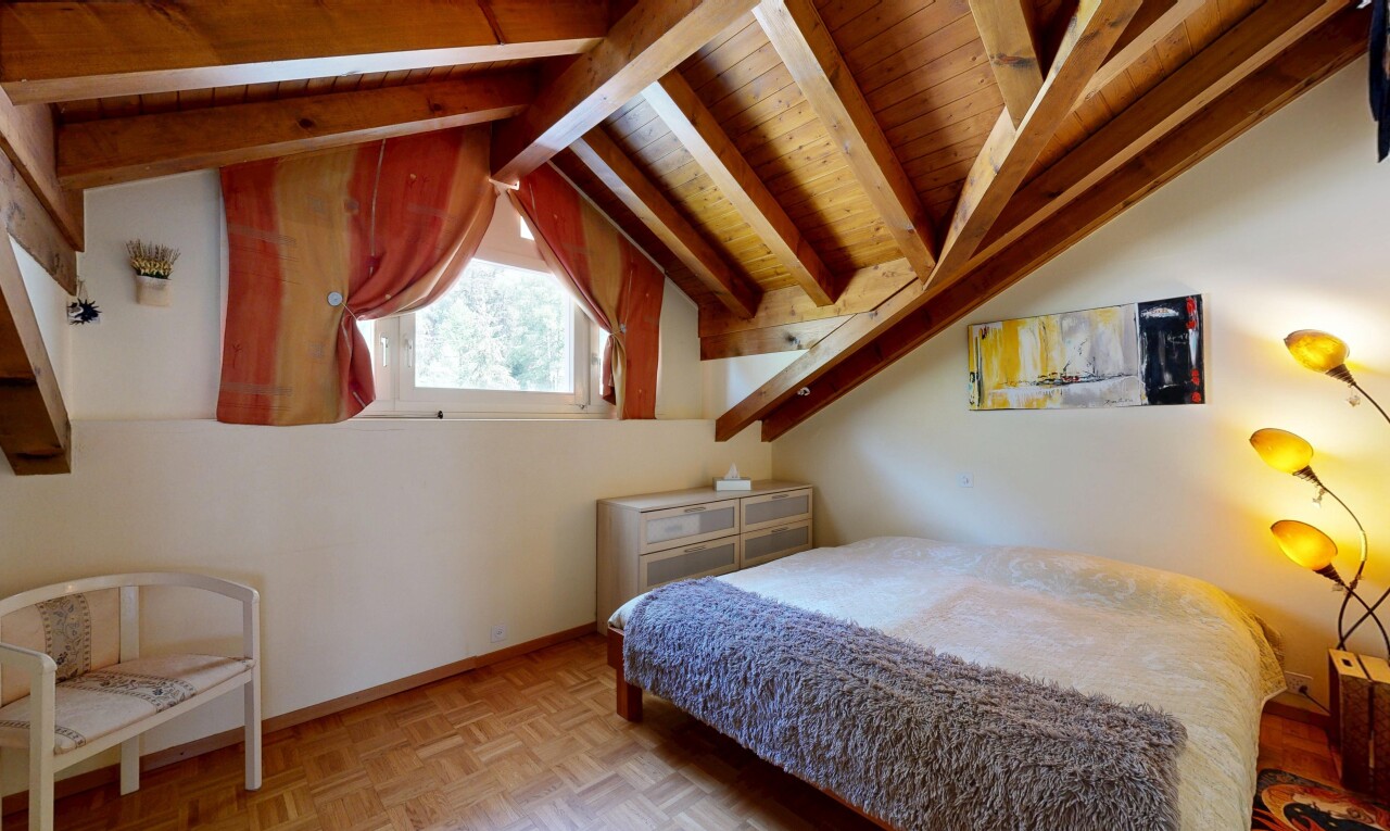 chambre avec vaulted ceiling, plafond voûté, wood finish floor, sol en finition bois, et beamed ceiling