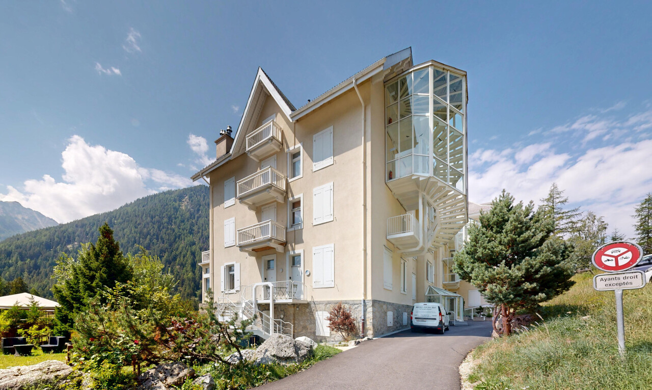 extérieur du bâtiment avec vue sur le complexe d'appartements, apartment complex view, vue sur la montagne, mountain view, et day time