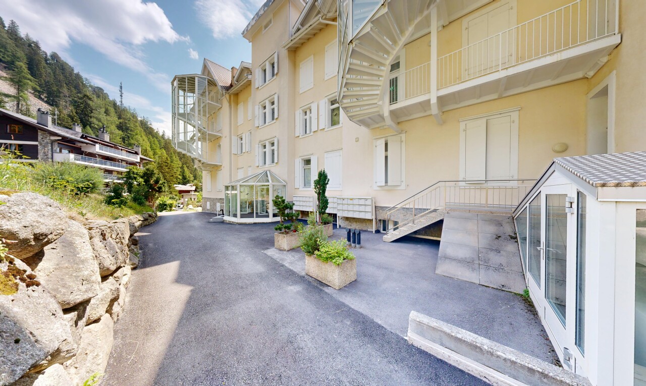 extérieur du bâtiment avec day time, apartment complex view, vue sur le complexe d'appartements, et from community
