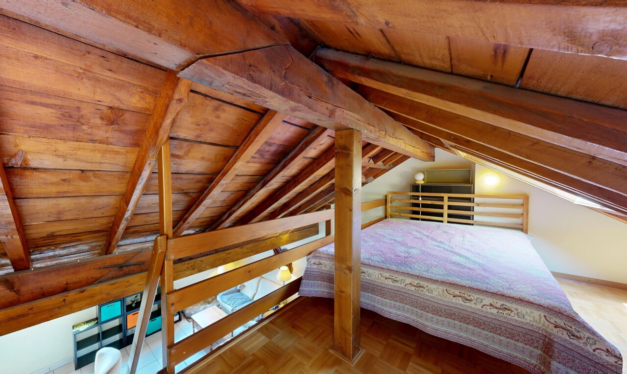 chambre avec mezzanine, plafond en bois, wood ceiling, sol en finition bois, et wood finish floor