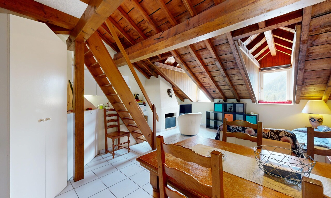 salle à manger avec vaulted ceiling, plafond voûté, wood ceiling, plafond en bois, et beamed ceiling