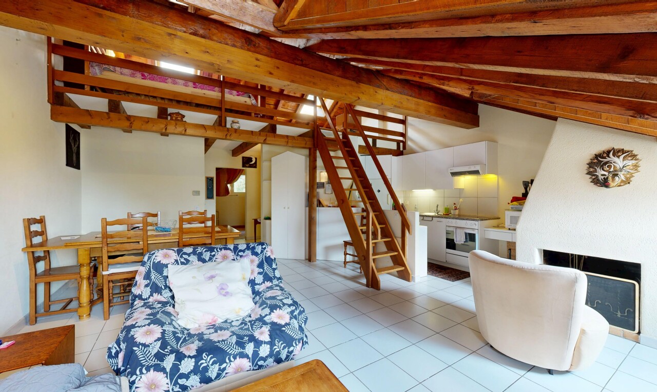 salon / salle à manger avec escaliers, beamed ceiling, plafond à poutres, high end ceiling, et drywall