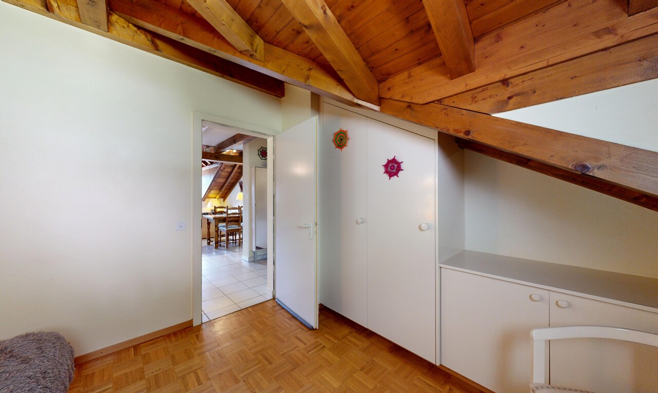 pièce vide avec beamed ceiling, plafond à poutres, high end ceiling, wood ceiling, et plafond en bois