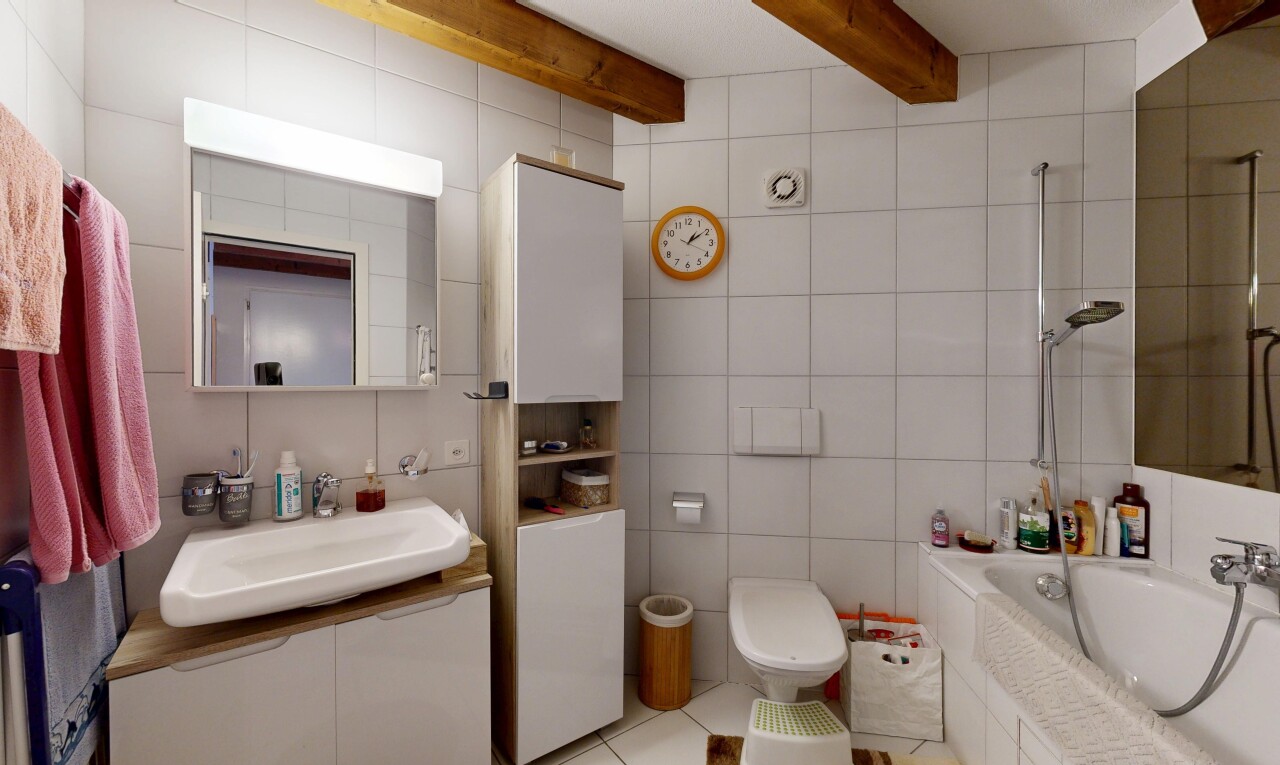 salle de bains avec tile wall, mur en carrelage, salle de bain complète, évier, et douche-bain combinés