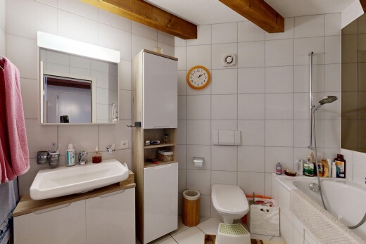 salle de bains avec tile wall, mur en carrelage, salle de bain complète, évier, et douche-bain combinés
