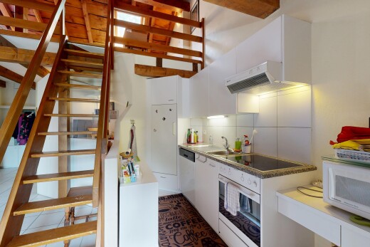 cuisine avec four, hotte, micro-ondes, backsplash, et dosseret