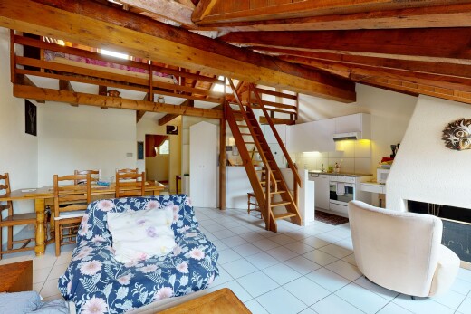 salon / salle à manger avec escaliers, beamed ceiling, plafond à poutres, high end ceiling, et drywall