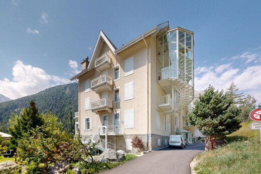 extérieur du bâtiment avec vue sur le complexe d'appartements, apartment complex view, vue sur la montagne, mountain view, et day time