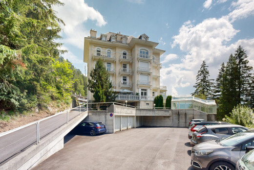 extérieur du bâtiment avec parking et day time