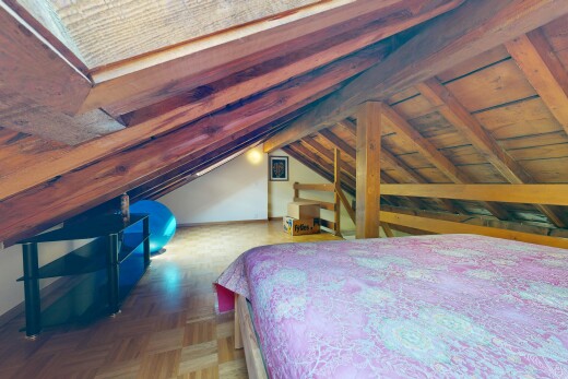 chambre avec vaulted ceiling, plafond voûté, wood finish floor, sol en finition bois, et low ceiling