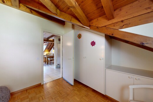 pièce vide avec beamed ceiling, plafond à poutres, high end ceiling, wood ceiling, et plafond en bois