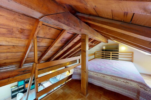 chambre avec mezzanine, plafond en bois, wood ceiling, sol en finition bois, et wood finish floor