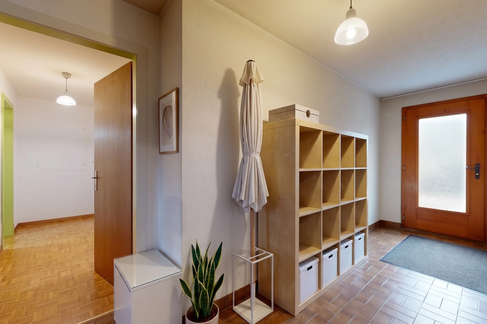 couloir avec éclairage suspendu, accès à l'extérieur, cloison sèche, drywall, et plinthes murales