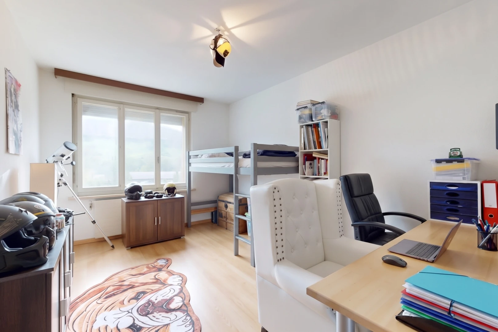bureau avec espace bureau, drywall, cloison sèche, wood finish floor, et sol en finition bois
