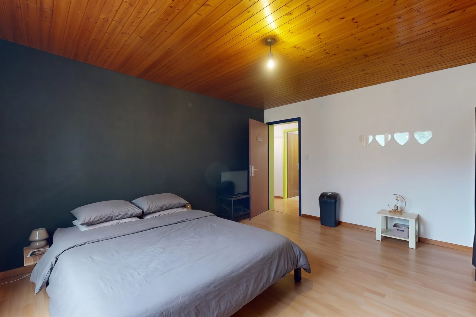 chambre avec wood ceiling, plafond en bois, drywall, cloison sèche, et high end ceiling