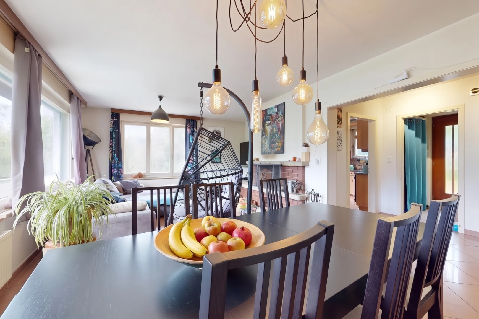 salle à manger avec cloison sèche, drywall, inside property, lumière naturelle, et radiateur