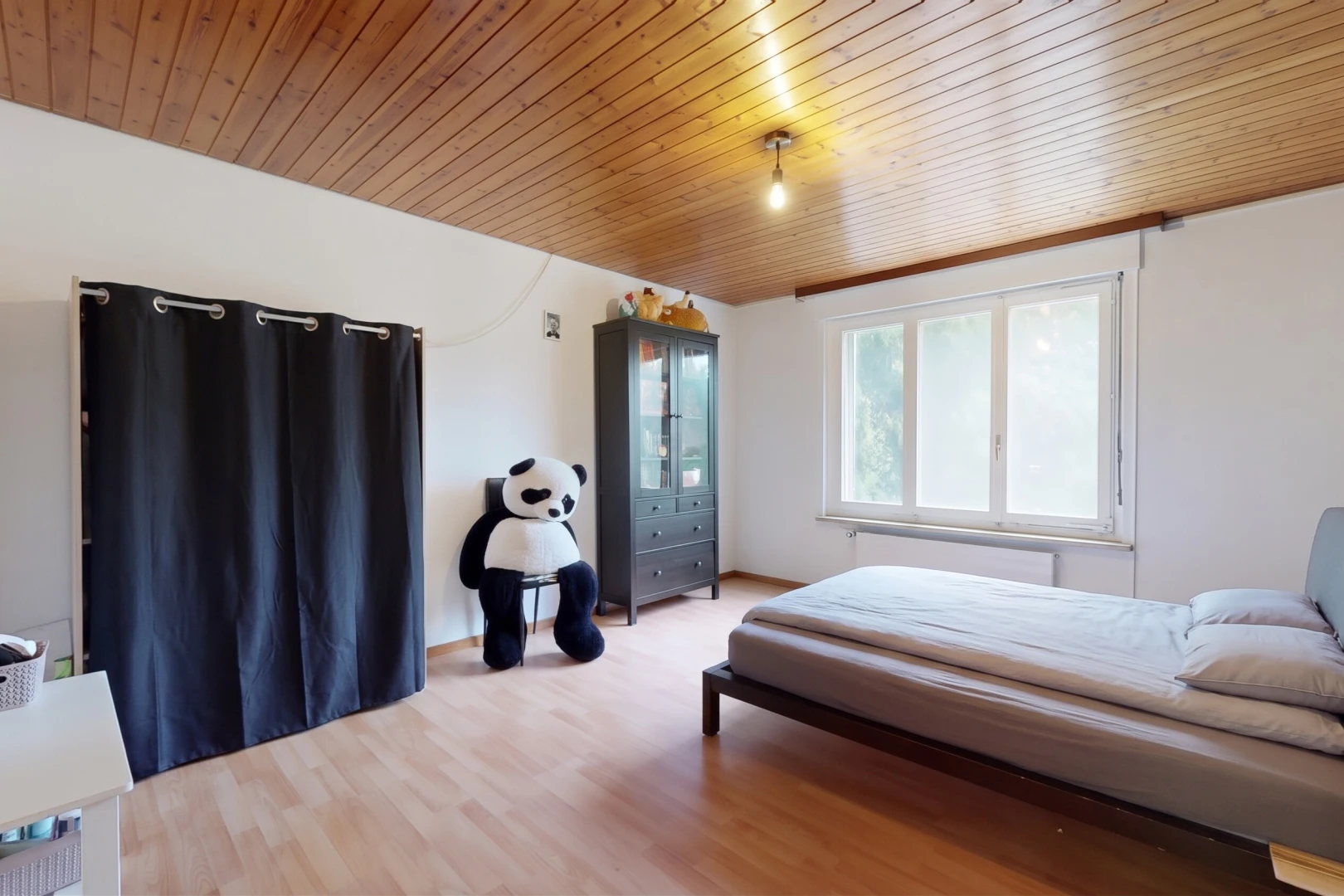 chambre avec wood ceiling, plafond en bois, drywall, cloison sèche, et high end ceiling