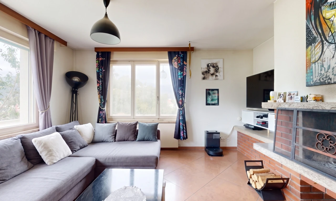 salon avec télévision, éclairage suspendu, lumière naturelle, drywall, et cloison sèche