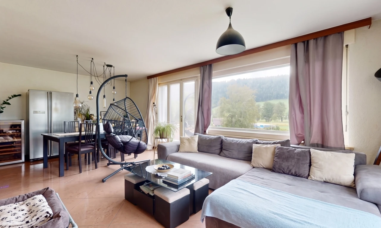 salon / salle à manger avec cave à vin, éclairage suspendu, inside property, et accès à l'extérieur