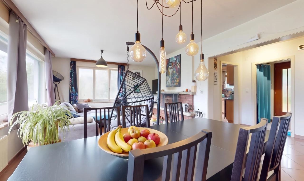 salle à manger avec cloison sèche, drywall, inside property, lumière naturelle, et radiateur